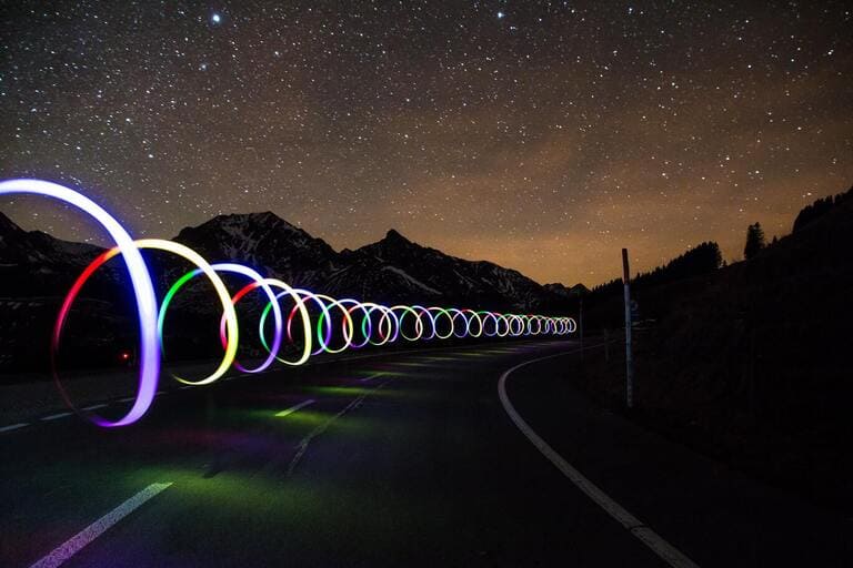 spirale lumineuse sur la route