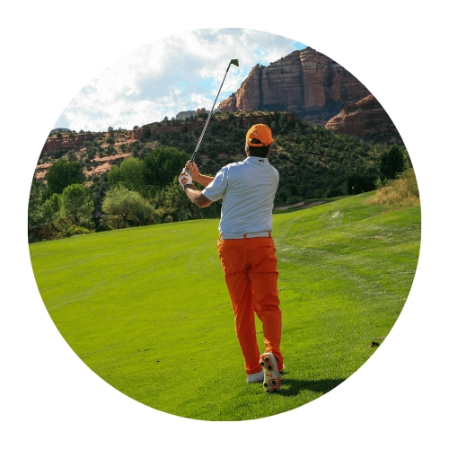 golfeur sur un parcours terminant un swing