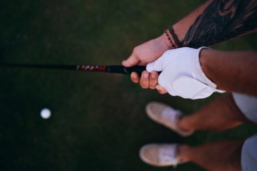 Golfeur tenant le grip d'un club de golf.